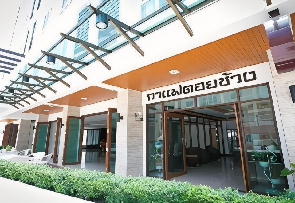 ห้องพักสะอาดพร้อมสิ่งอำนวยความสะดวกของ The Capital Hotel ร้อยเอ็ด