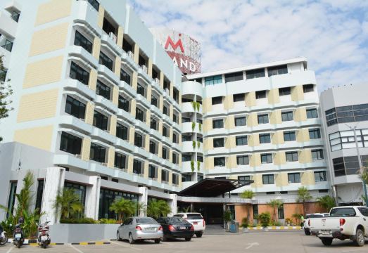 ห้องพักของ M Grand Hotel ร้อยเอ็ด ตกแต่งโทนอบอุ่น เตียงนุ่ม ทีวีจอแบนและตู้เย็น