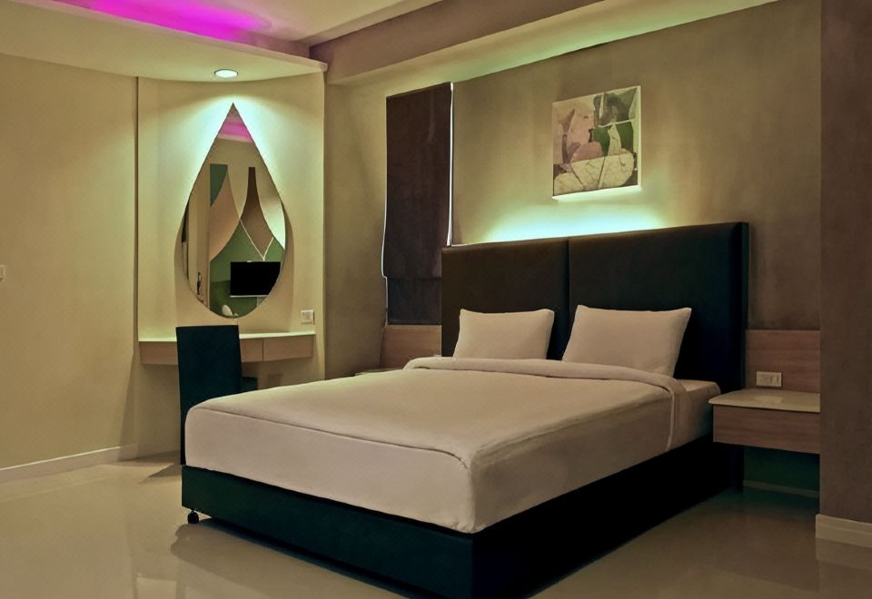 ห้องพักของ Mila Garden ร้อยเอ็ด เตียงควีน ตู้เย็น และทีวี LCD