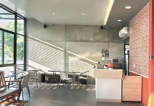 มุมอาคารและที่จอดรถหน้าห้องของ Mila Garden ร้อยเอ็ด