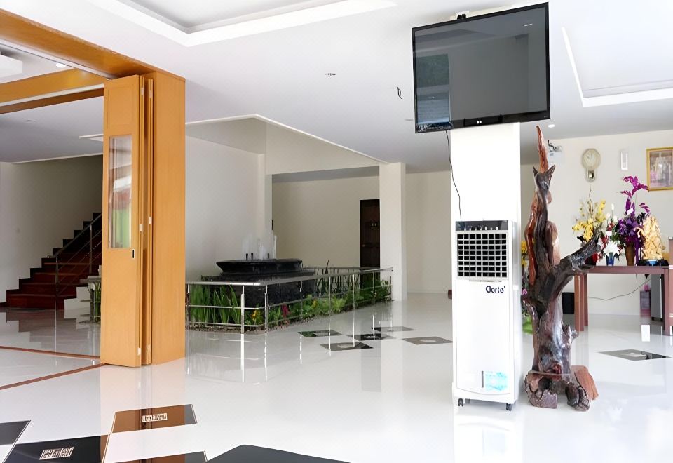 ห้องพักของ Rueanrimnam Hotel ร้อยเอ็ด ตกแต่งเรียบง่าย เตียงนุ่ม แอร์และตู้เย็น