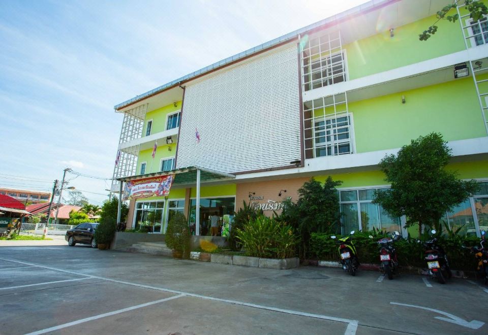 พื้นที่ร้านอาหารและคอฟฟี่ช็อปของ Rueanrimnam Hotel ร้อยเอ็ด ที่เสิร์ฟอาหารเช้าไทย