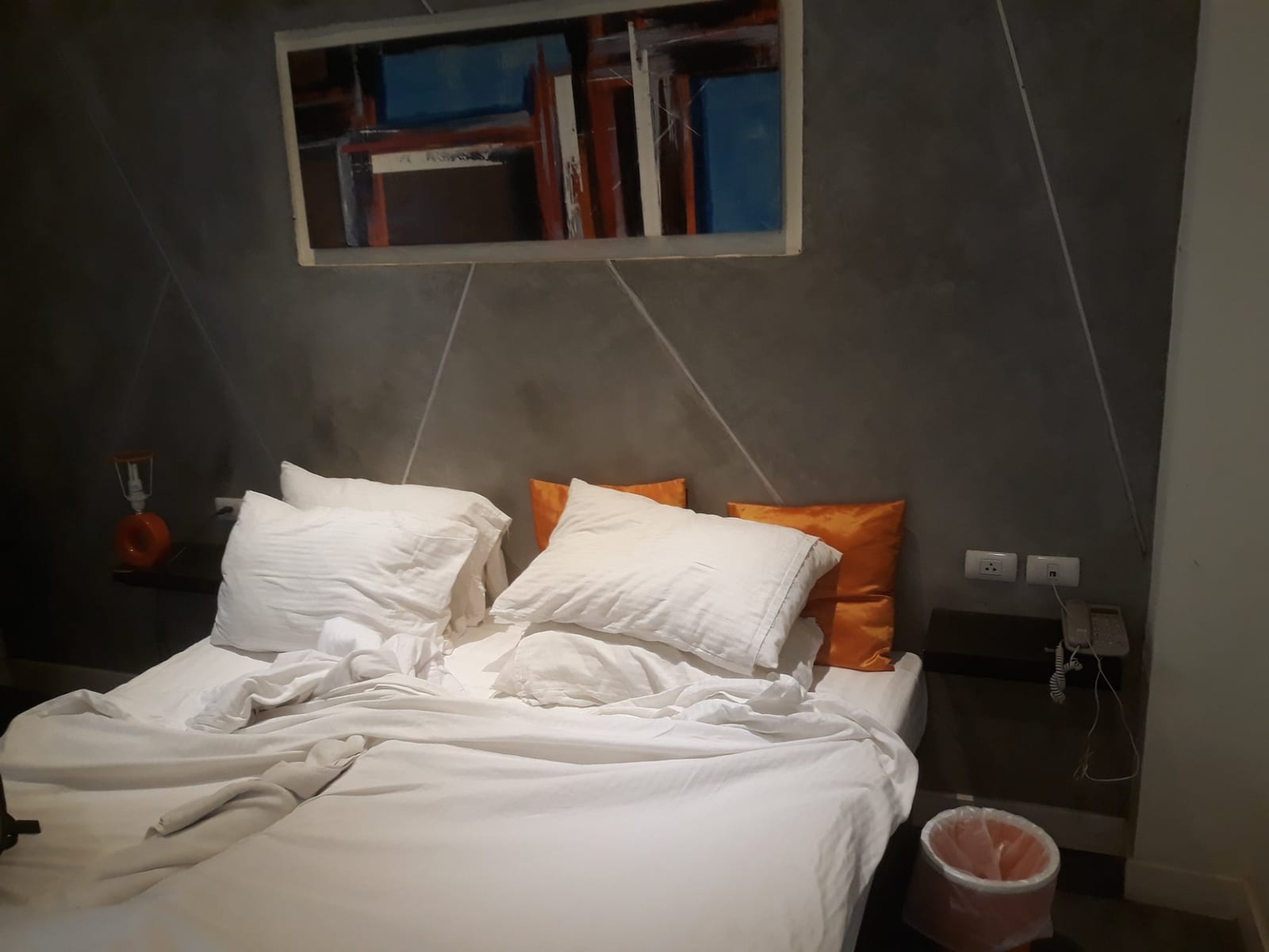 ห้องพักของ At Border Hotel พร้อมเครื่องปรับอากาศและทีวีจอแบน ติดด่านปอยเปต