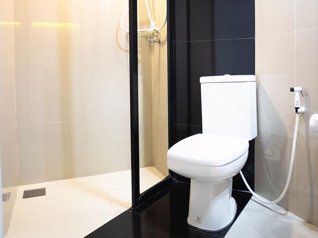 ห้องพักสะอาดเรียบง่ายของโรงแรมจันทรา สระแก้ว พร้อมเตียงและหน้าต่าง