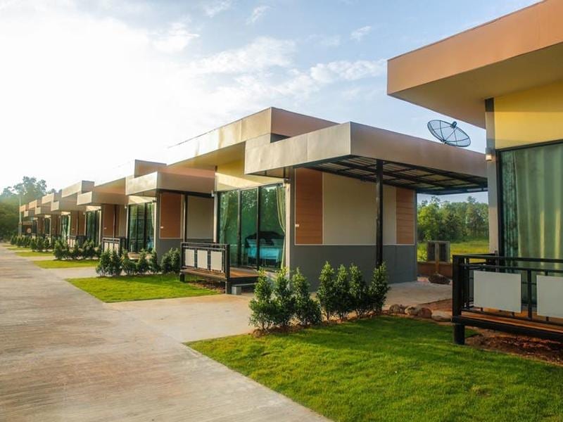 อาคารต้อนรับของ Lemin Resort สระแก้ว สไตล์ลอฟต์ปูนเปลือยผสมไม้ พร้อมสวนและสนามหญ้าด้านหน้า