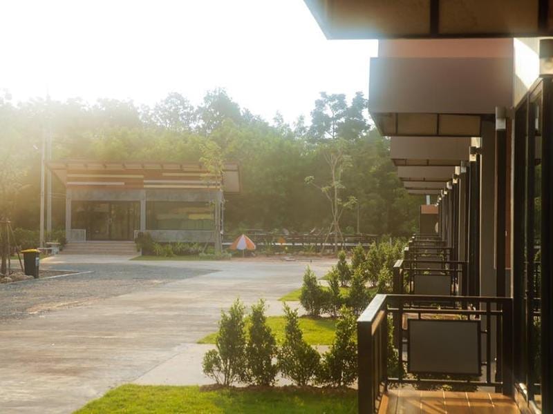 แนวห้องพักบังกะโลของ Lemin Resort ที่มีระเบียงส่วนตัวเรียงรายในบรรยากาศเงียบสงบมีต้นไม้ล้อมรอบ