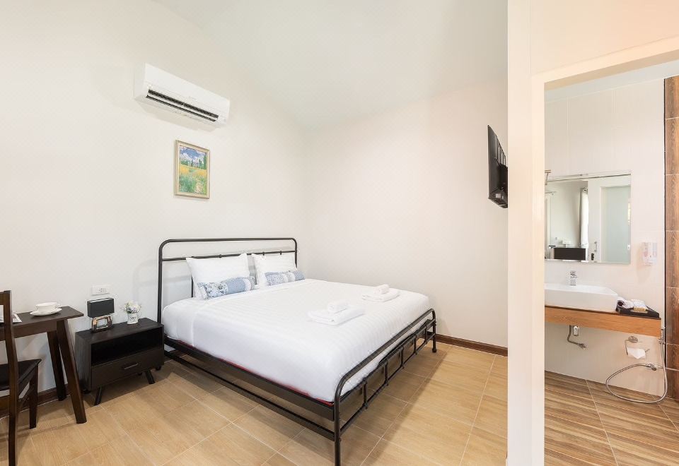 บ้านพักสีพาสเทลธีมหมู่บ้านเรียงรอบสระว่ายน้ำที่ Picha Ville Resort วัฒนานคร