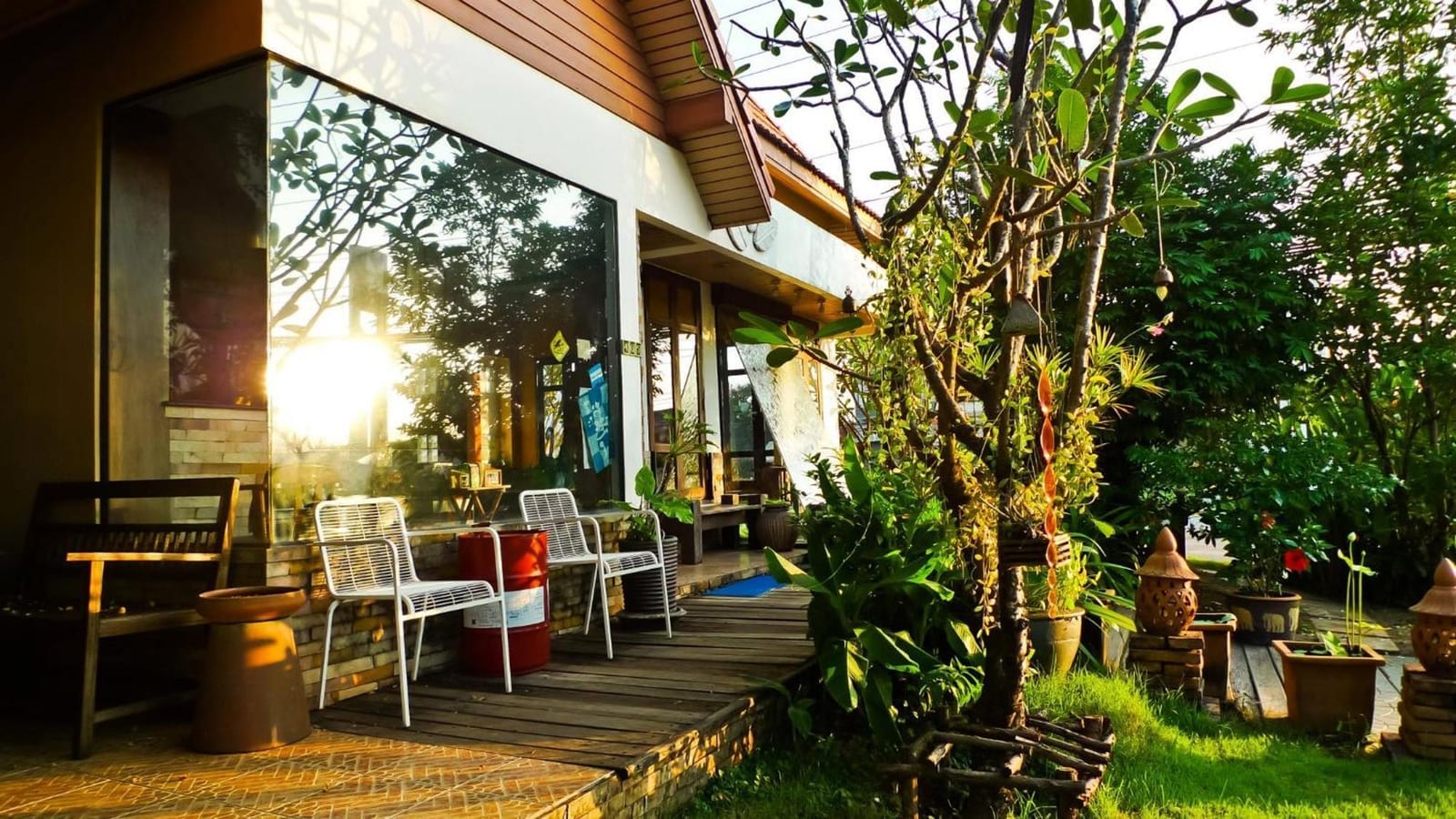 อาคารและบรรยากาศภายนอกของ River Resort & Spa Sa Kaeo ริมถนนสุวรรณศร ตัวเมืองสระแก้ว