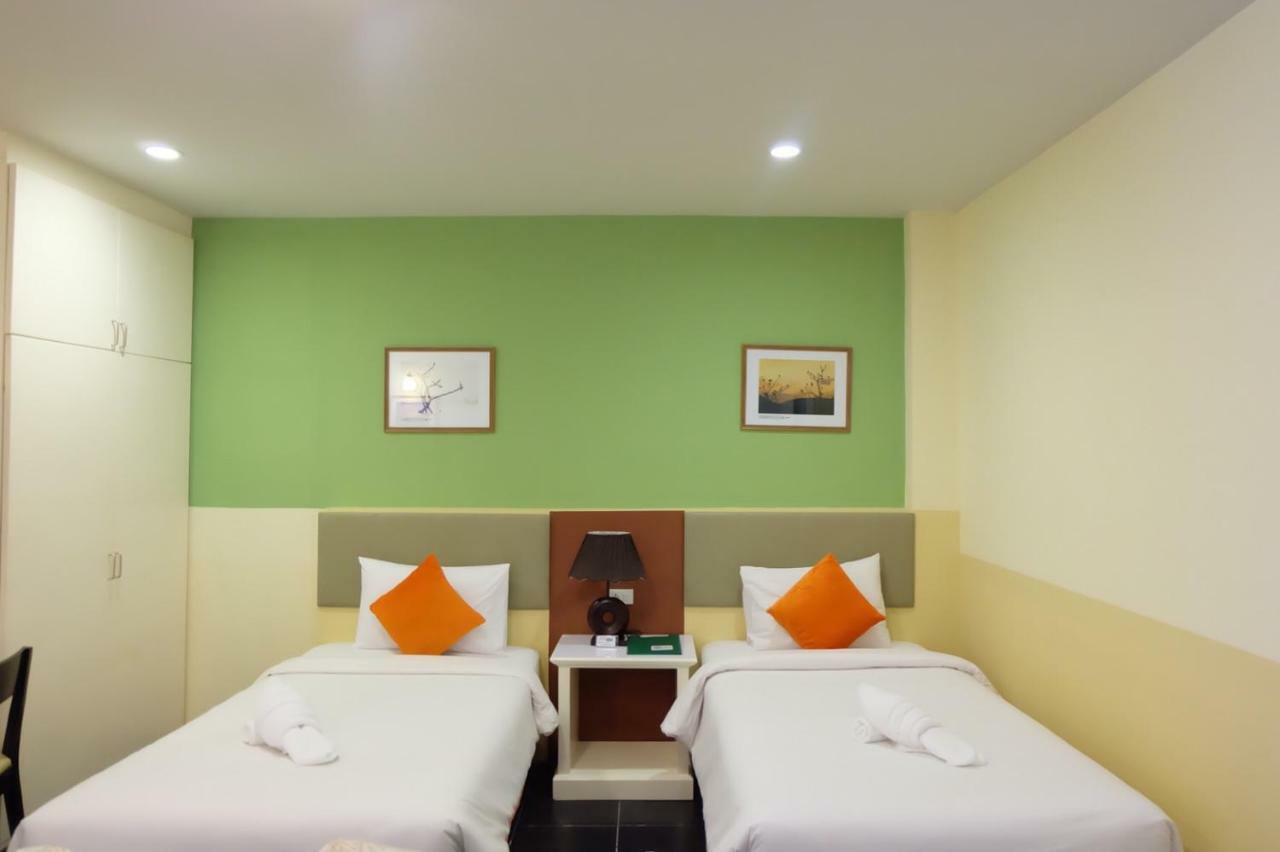 ห้องพักกว้างพร้อมเตียงใหญ่ของ Thanasiri Hotel & Resort สระแก้ว
