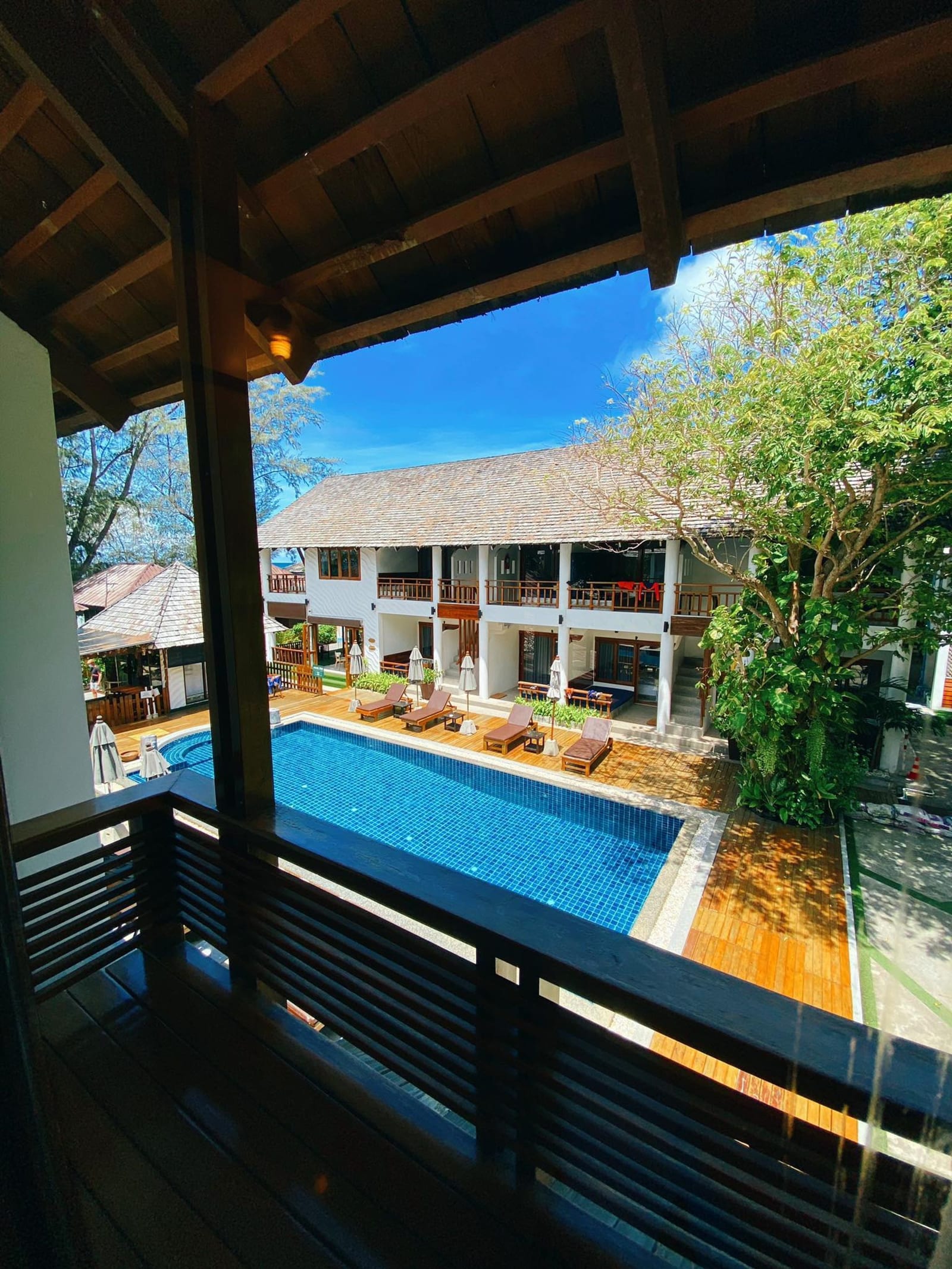 บังกะโลไม้ในสวนร่มรื่นภายใน Sairee Cottage Resort เกาะเต่า