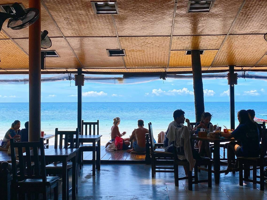 ร้านอาหารและบาร์ริมหาดของ Sairee Cottage Resort มองเห็นพระอาทิตย์ตกเหนืออ่าวทรายรี