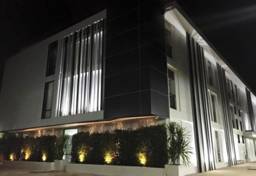 ห้องพักของ @Sakon Hotel สกลนคร เตียงใหญ่ ห้องกว้าง โทนสีอบอุ่น สะอาดเรียบ
