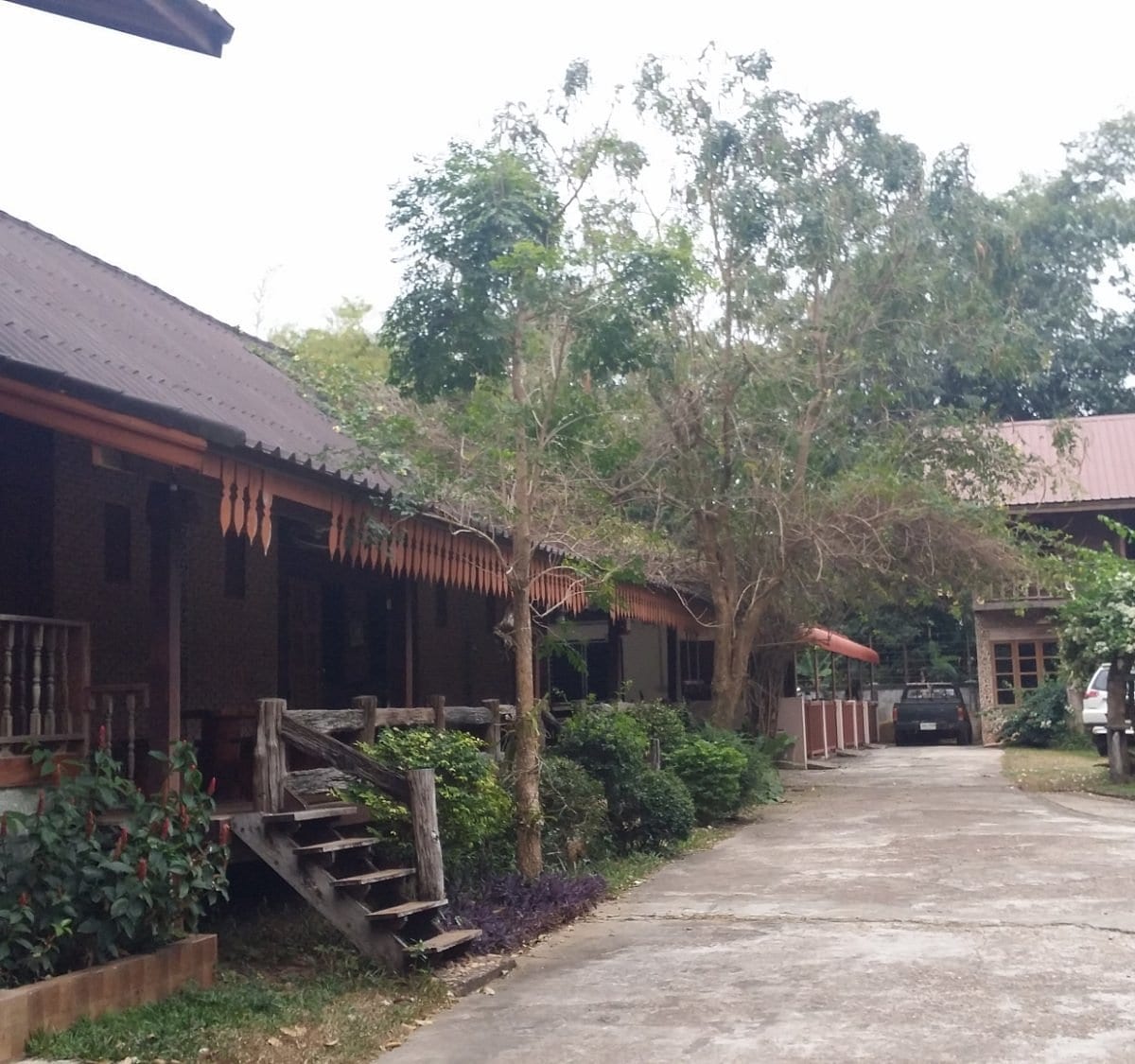 ห้องพักของ Baan Esan Country House ตกแต่งโทนอบอุ่นด้วยงานไม้ พร้อมระเบียงส่วนตัวมองออกสวน