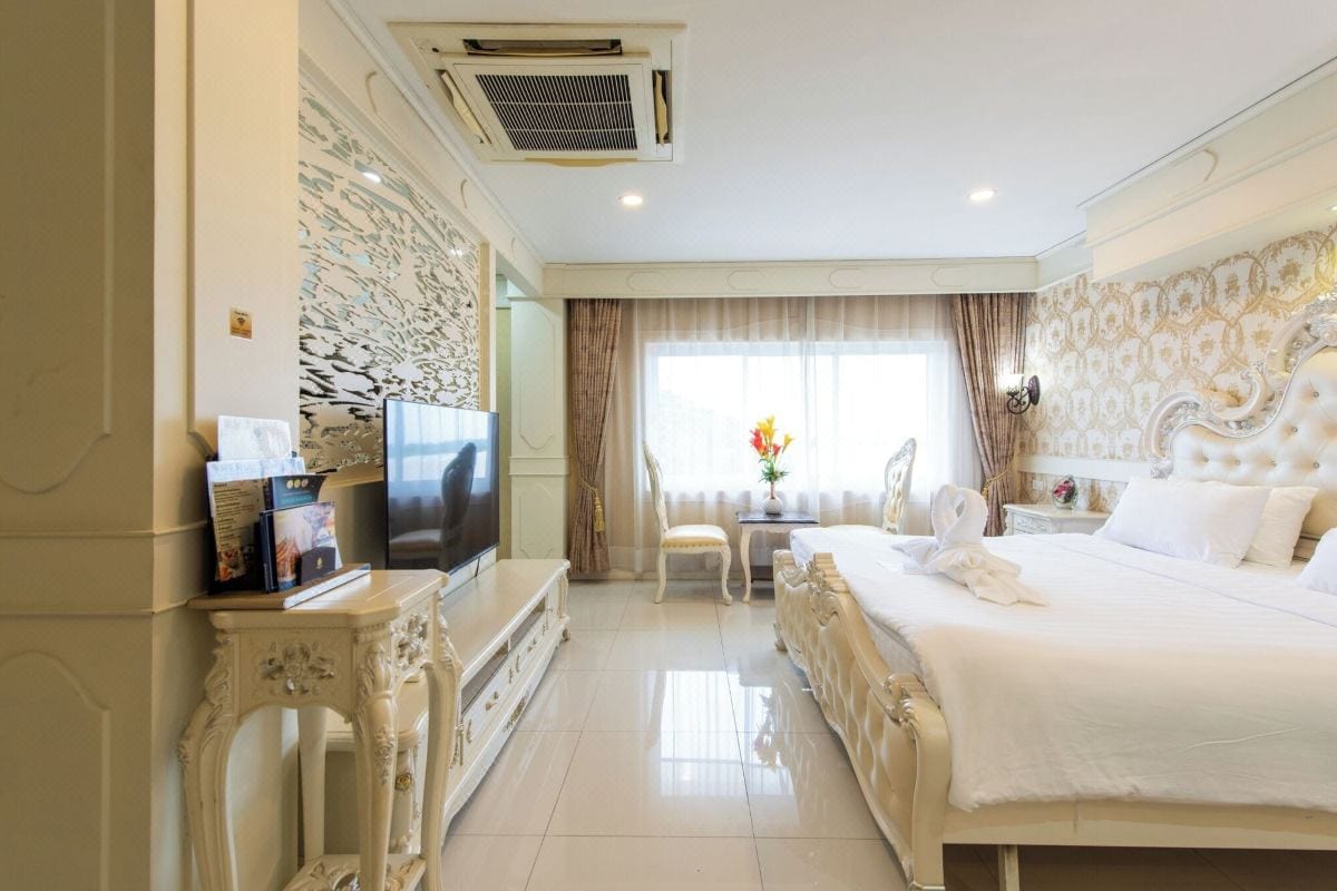 สระว่ายน้ำกลางแจ้งของ Chokdee Place สกลนคร พร้อมสไลเดอร์สำหรับเด็กและพื้นที่ริมสระ