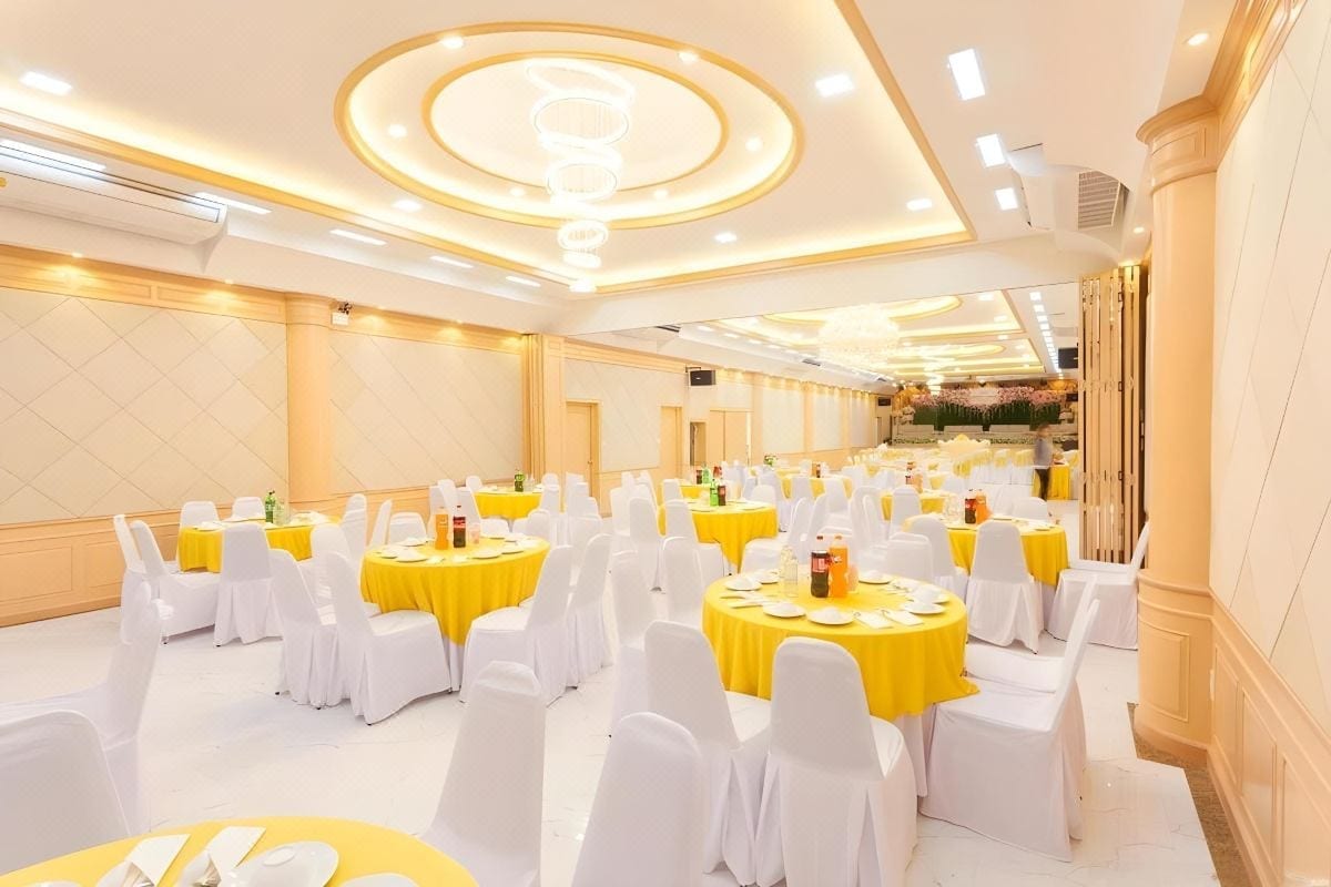 ห้องพักของ Chokdee Place เตียงใหญ่ ผ้าปูสะอาด โทนสว่าง พร้อมทีวีจอแบนและโต๊ะทำงาน