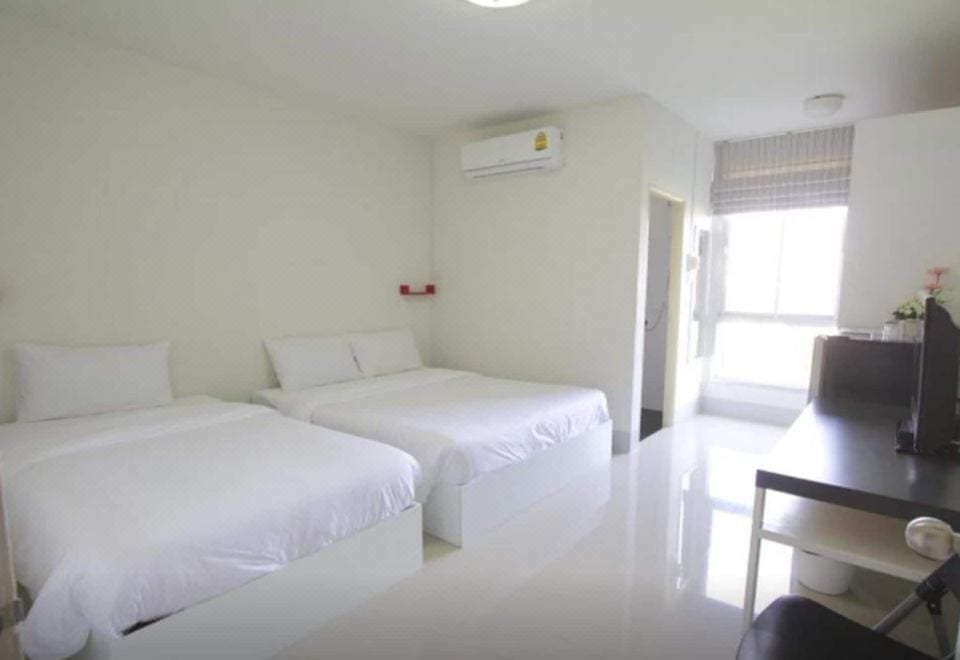 ห้องพักของ Honghub Sakon Hotel สกลนคร ตกแต่งเรียบง่ายสะอาดตา พร้อมแอร์และตู้เย็น
