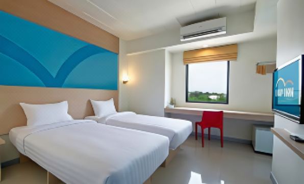 ห้องพักมาตรฐานของ Hop Inn สกลนคร เตียงนุ่ม สะอาด พร้อมทีวีจอแบน