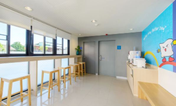 อาคารโรงแรม Hop Inn สกลนคร สีเหลืองสดใจกลางเมือง พร้อมที่จอดรถฟรี