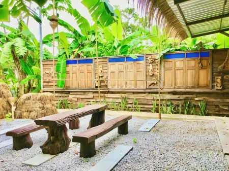ห้องพักสไตล์ลอฟต์ของ Hug Sakonnakhon ตกแต่งเรียบโทนปูนเปลือย เตียงสะอาด