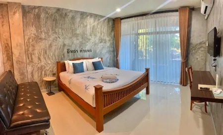 มุมร้านอาหารและมุมกาแฟของ Hug Sakonnakhon บรรยากาศอบอุ่นเงียบสงบ