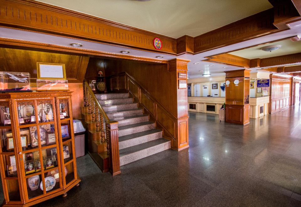ห้องพักของ Imperial Sakon Hotel สกลนคร เตียงนอนเรียบง่าย พร้อมแอร์และตู้เย็น