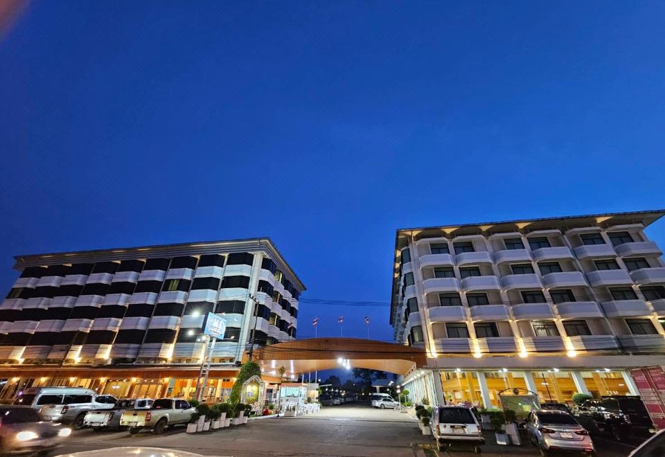 ห้องอาหารและมุมทานอาหารเช้าของ The Majestic Sakon Nakhon