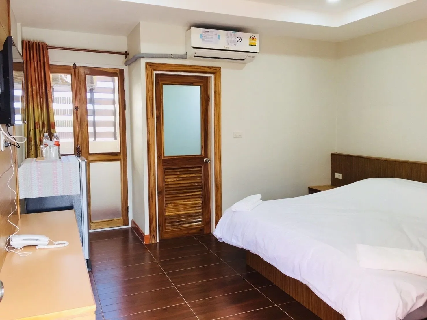 ห้องพักของ Metha Palace สกลนคร เตียงนุ่ม สะอาด พร้อมทีวีจอแบนและตู้เย็น