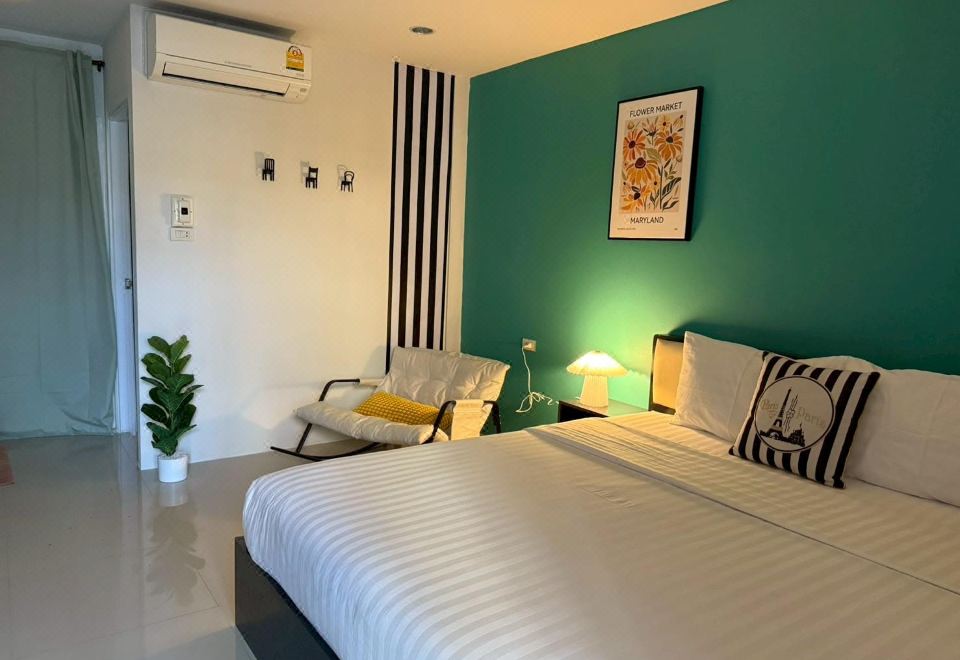 ห้องพักของ MT Place Sakon Nakhon เตียงใหญ่ ผ้าปูสะอาด โทนสว่างเรียบใหม่