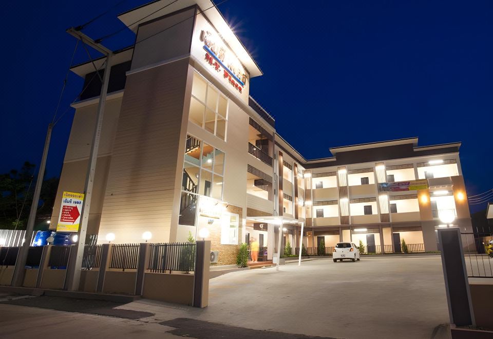 มุมห้องพักพร้อมทีวีจอแบน ตู้เย็น และเครื่องปรับอากาศ ของ MT Place สกลนคร