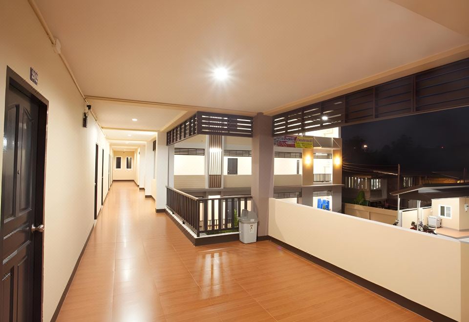 ห้องพักอีกแบบของ MT Place มีระเบียงและแสงธรรมชาติ เตียงนอนสบาย