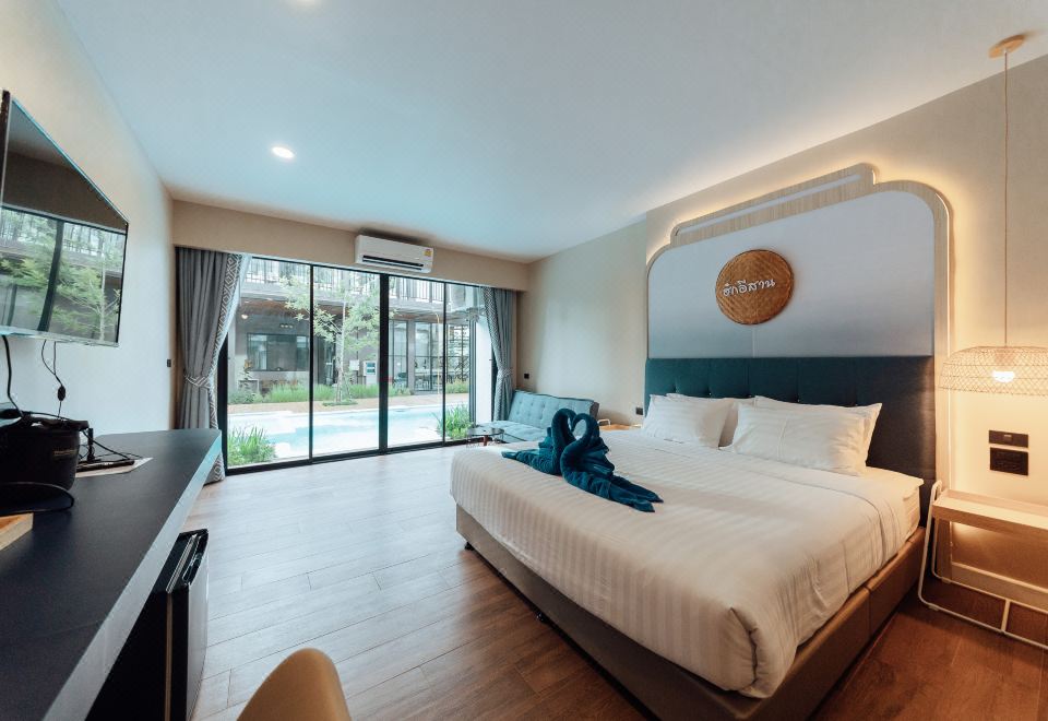 สระว่ายน้ำเกลือกลางแจ้งของ Phu Sakon Ville Hotel ล้อมรอบด้วยห้องพัก Pool Access