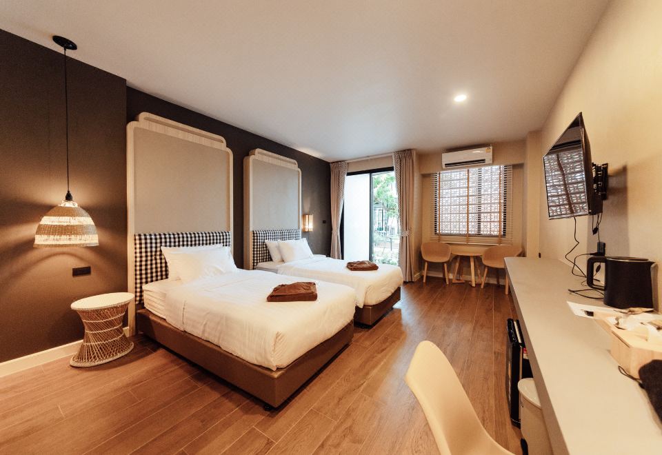 ห้องพักของ Phu Sakon Ville Hotel ดีไซน์มินิมอลโทนอบอุ่น มีลายผ้าครามเป็นองค์ประกอบ