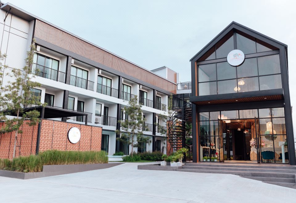 มุมอาคารและทางเดินของ Phu Sakon Ville Hotel สไตล์อีสานร่วมสมัย เรียบสะอาด