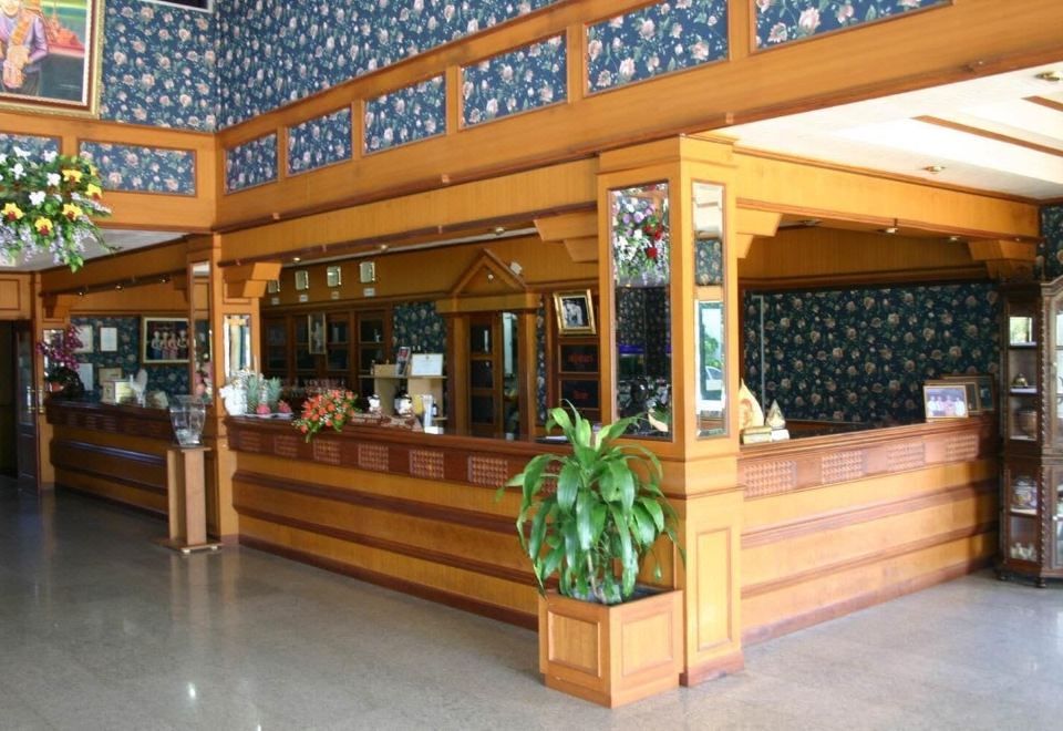 บรรยากาศส่วนกลางและทางเข้าของ Sakol Grand Palace Hotel สกลนคร