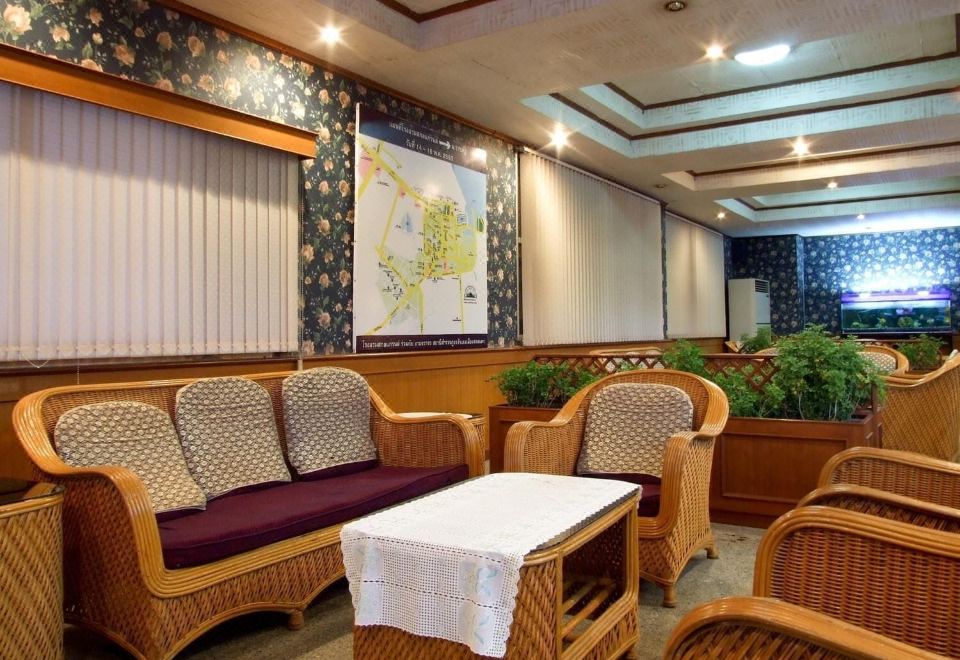 ห้องพักและมุมพักผ่อนภายใน Sakol Grand Palace Hotel สกลนคร