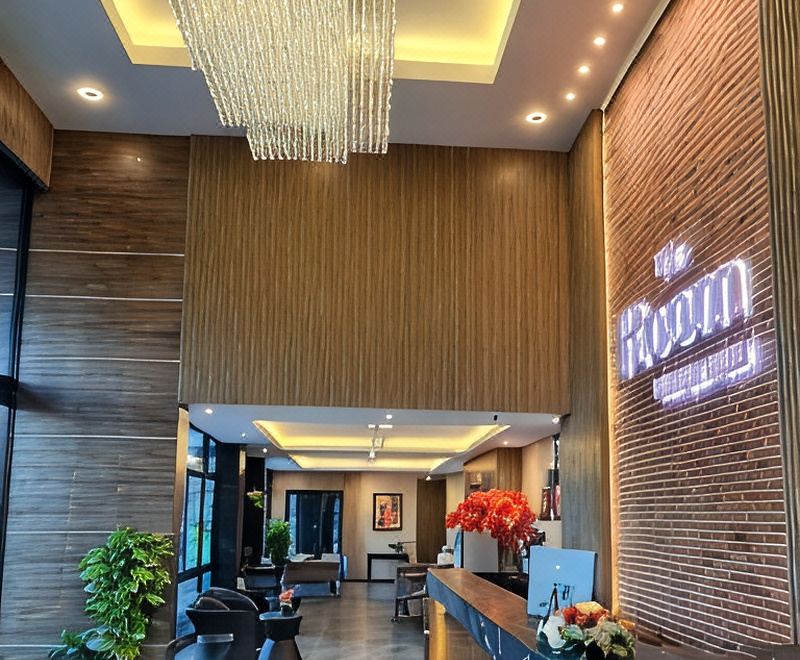 ห้องพักของ The Room Boutique Hotel สกลนคร เตียงใหญ่ โทนสีอบอุ่น ห้องสะอาดเรียบ
