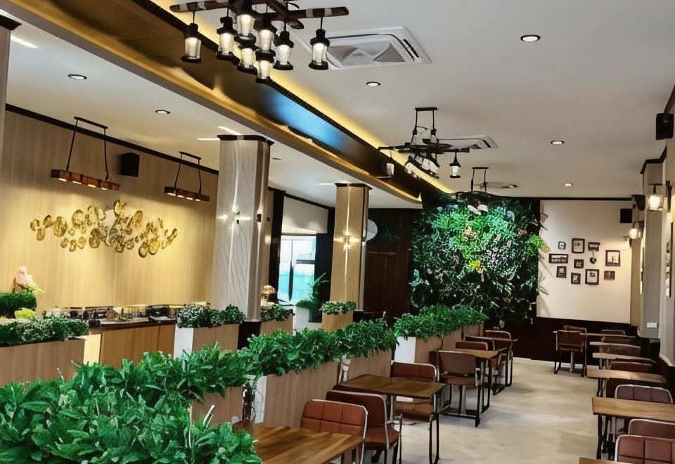 มุมห้องพักพร้อมทีวี ตู้เย็น และโต๊ะทำงาน ของ The Room Boutique Hotel