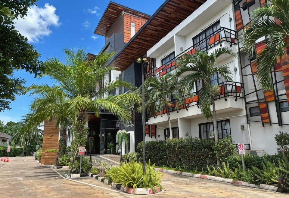 บริเวณส่วนกลางและทางเข้าโรงแรม The Room Boutique Hotel สกลนคร