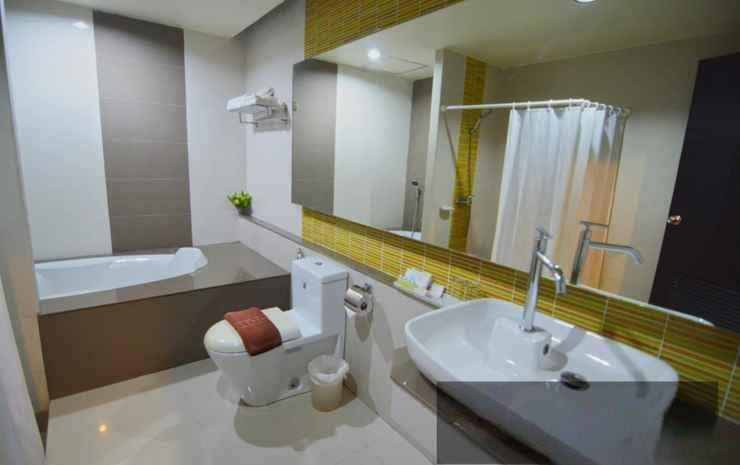 มุมห้องพักพร้อมทีวีจอแบนและโต๊ะของ U Style Hotel สกลนคร