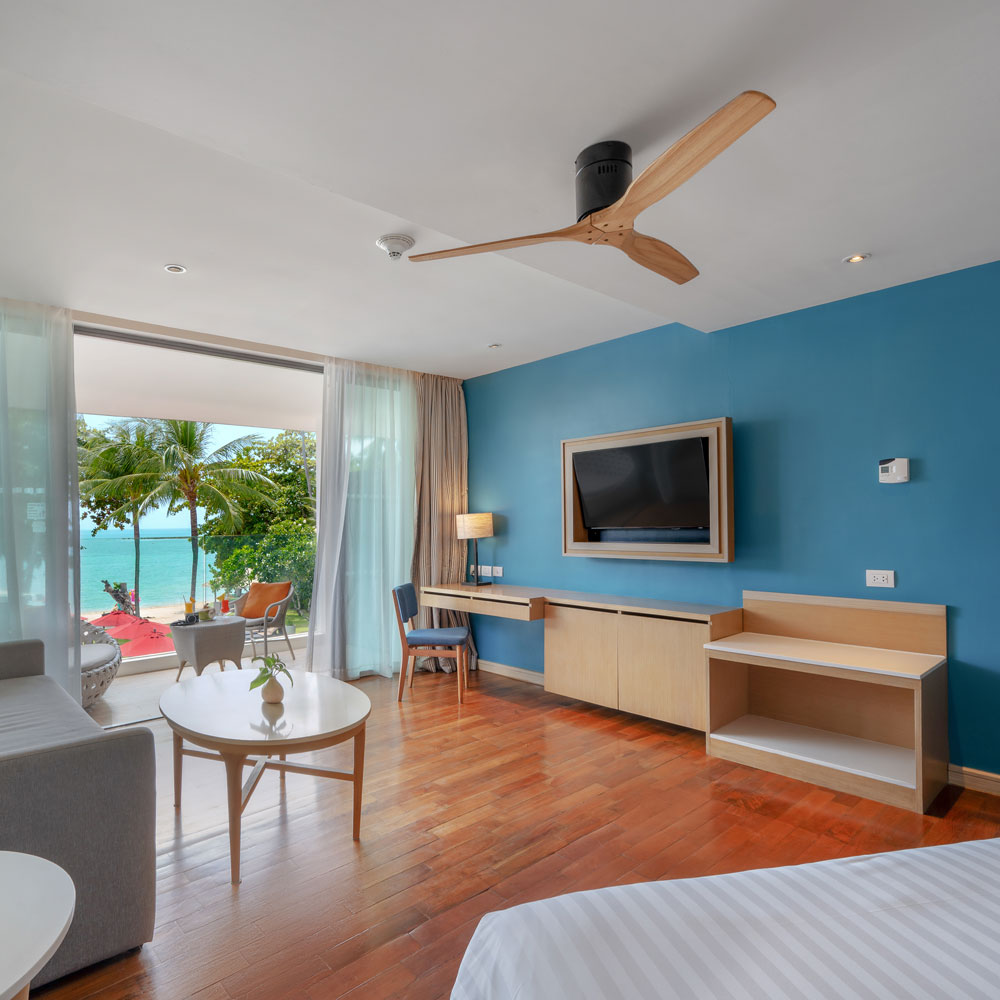 ห้องพักของ Amari Koh Samui ตกแต่งโทนอุ่นสไตล์ไทยร่วมสมัยพร้อมเตียงใหญ่