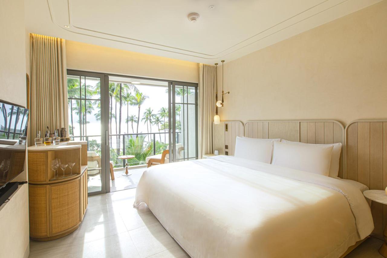 ห้องพักวิวทะเลของ Centara Reserve Samui โทนครีมอบอุ่น เตียง King ระเบียงเปิดออกสู่แนวมะพร้าวและทะเล
