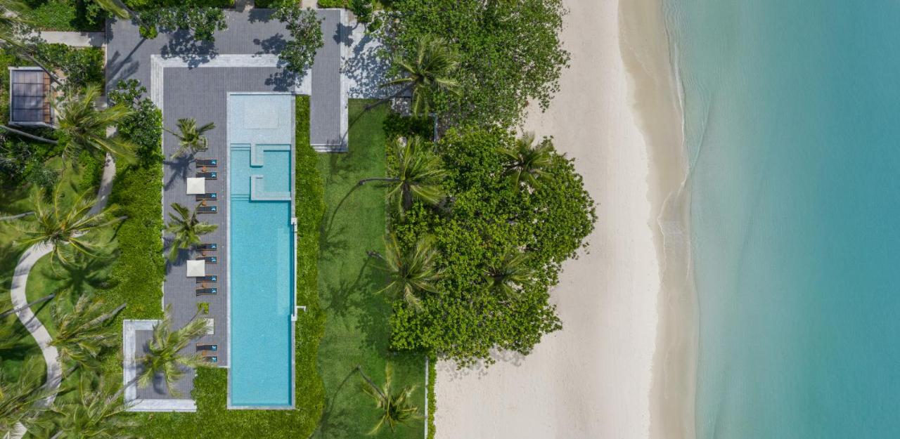 ภาพมุมสูงของสระว่ายน้ำริมหาดของ Centara Reserve Samui ทอดยาวเลียบหาดทรายขาวและทะเลสีเทอร์ควอยซ์ของหาดเฉวง
