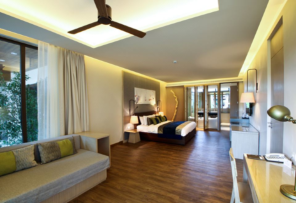 สระว่ายน้ำกลางแจ้งของ Chaweng Regent ล้อมรอบด้วยต้นปาล์มและเก้าอี้อาบแดด
