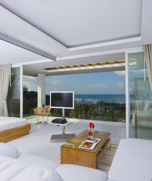 One Bedroom Ocean View Suite ของ Code Samui กระจกสูงถึงเพดานเปิดออกระเบียงมองเห็นทะเลอ่าวไทย