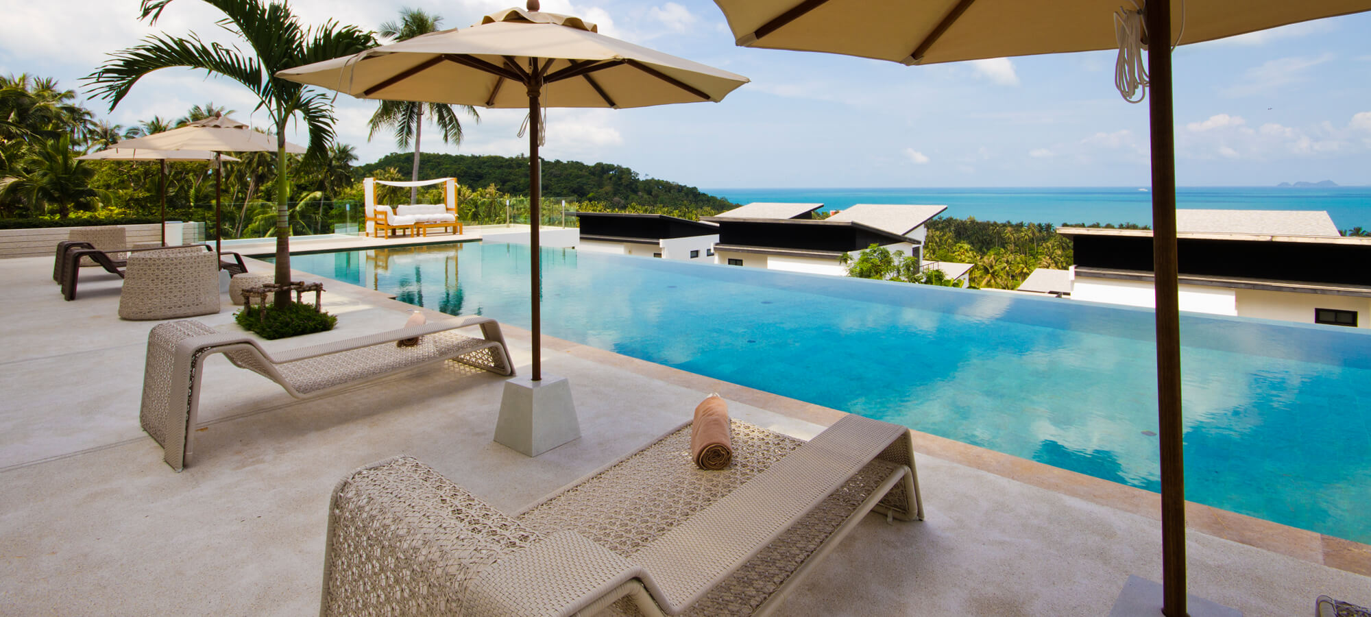 สถาปัตยกรรมมินิมอลของ Code Samui บนเนินเขาบางปอ เกาะสมุย มองเห็นแนวสวีทลดหลั่นลงหาทะเล