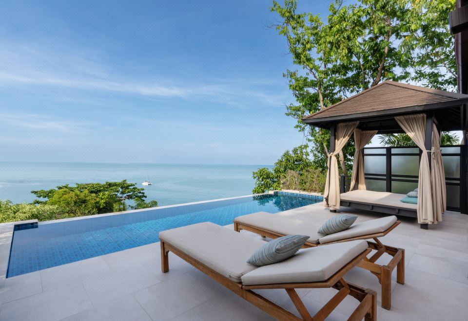 อ่าวส่วนตัวและหาดทรายของ Garrya Tongsai Bay Samui ล้อมรอบด้วยเนินเขาเขียวขจี