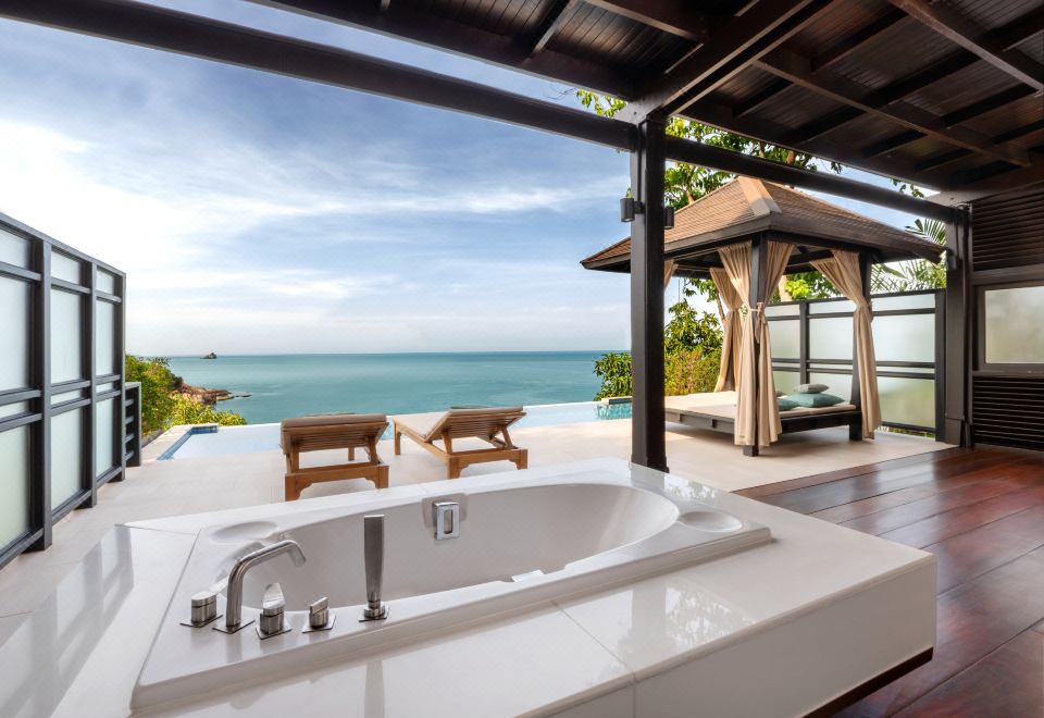 คอตเทจสไตล์ไทยร่วมสมัยกลางสวนเขตร้อนของ Garrya Tongsai Bay Samui มองออกไปเห็นอ่าว