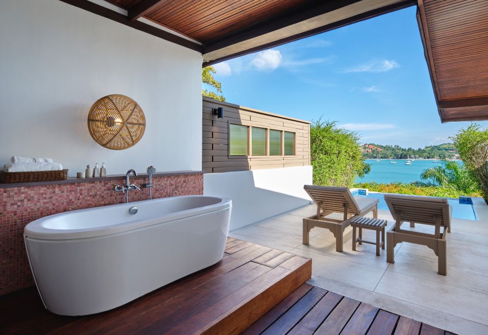 ระเบียงห้องพักพร้อมอ่างอาบน้ำวิวทะเลของ Garrya Tongsai Bay Samui