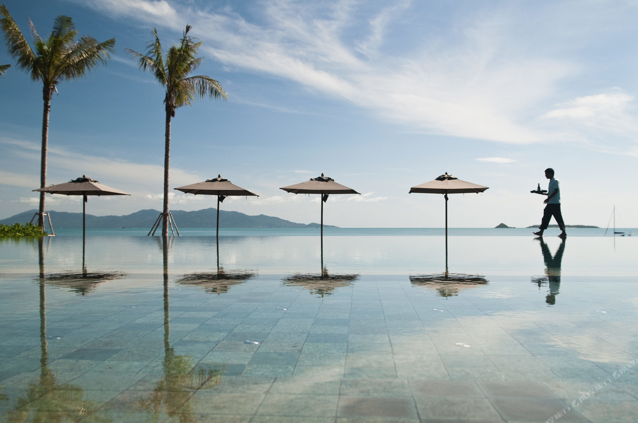 สระว่ายน้ำ infinity ริมหาดของ Hansar Samui มองออกไปเห็นทะเลบ่อผุด
