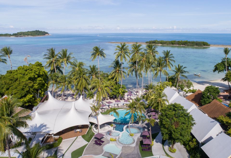 สระว่ายน้ำริมหาดของ La Vida Samui มองออกไปเห็นหาดเฉวงและทะเล